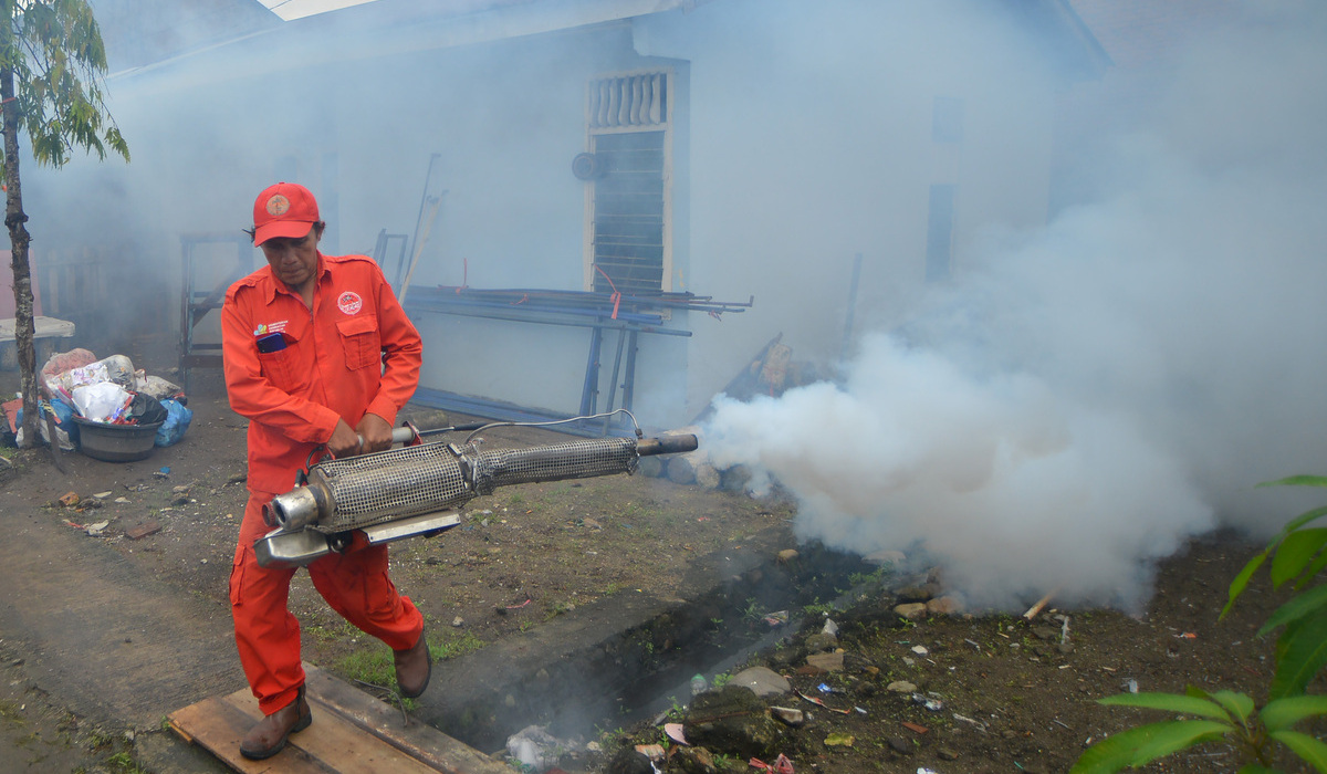 Petugas melakukan pengasapan (fogging) nyamuk Demam Berdarah Dengue (DBD).