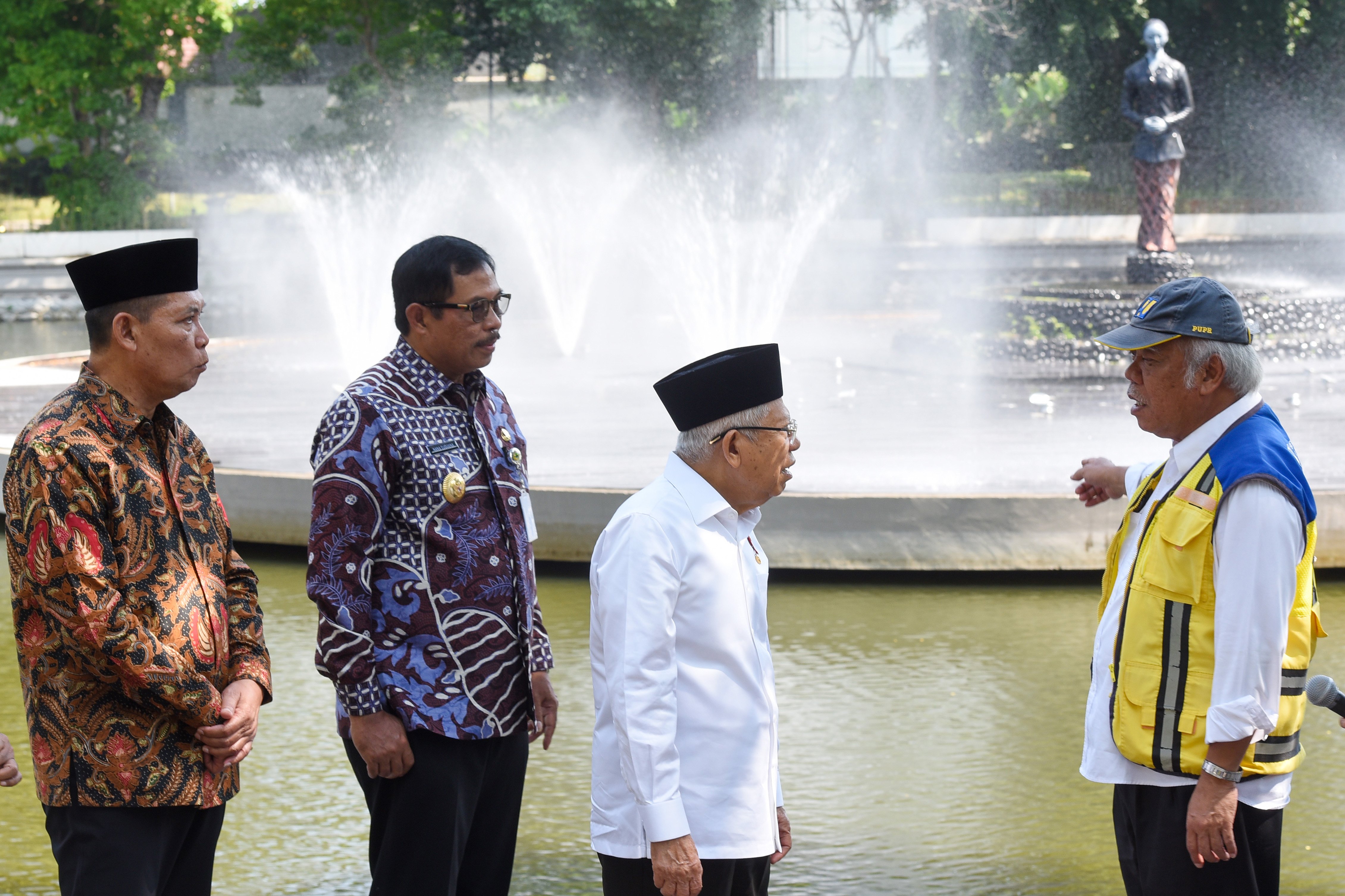 Menteri PUPR Basuki Hadimuljono (kanan) di kawasan Taman Balekambang di Kota Surakarta, Jawa Tengah, Kamis (25/7/2024).
