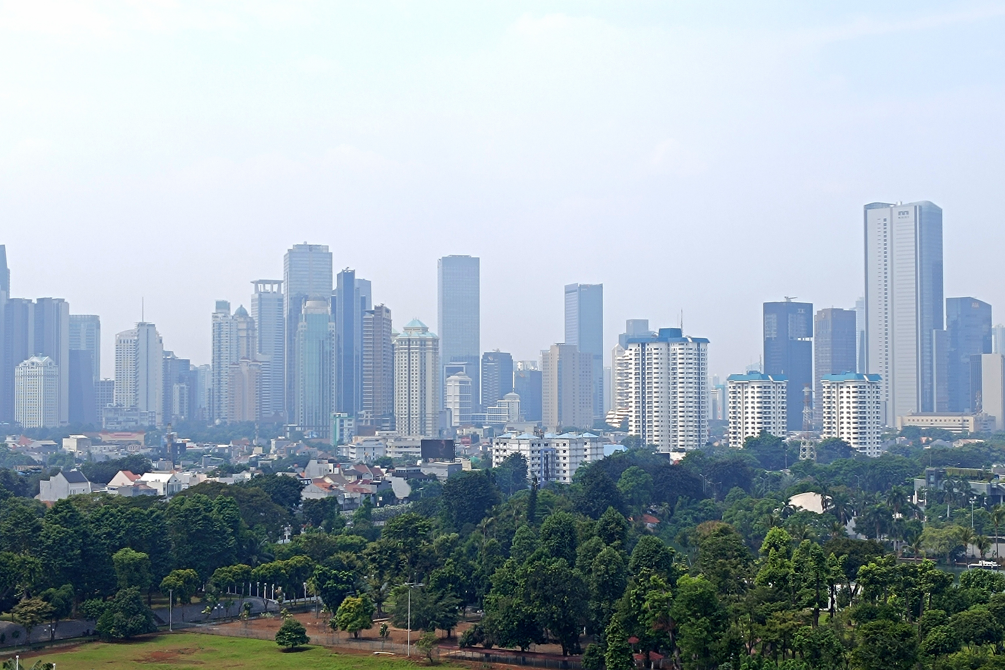 Deretan gedung-gedung perkantoran di kawasan Sudirman, Jakarta.
