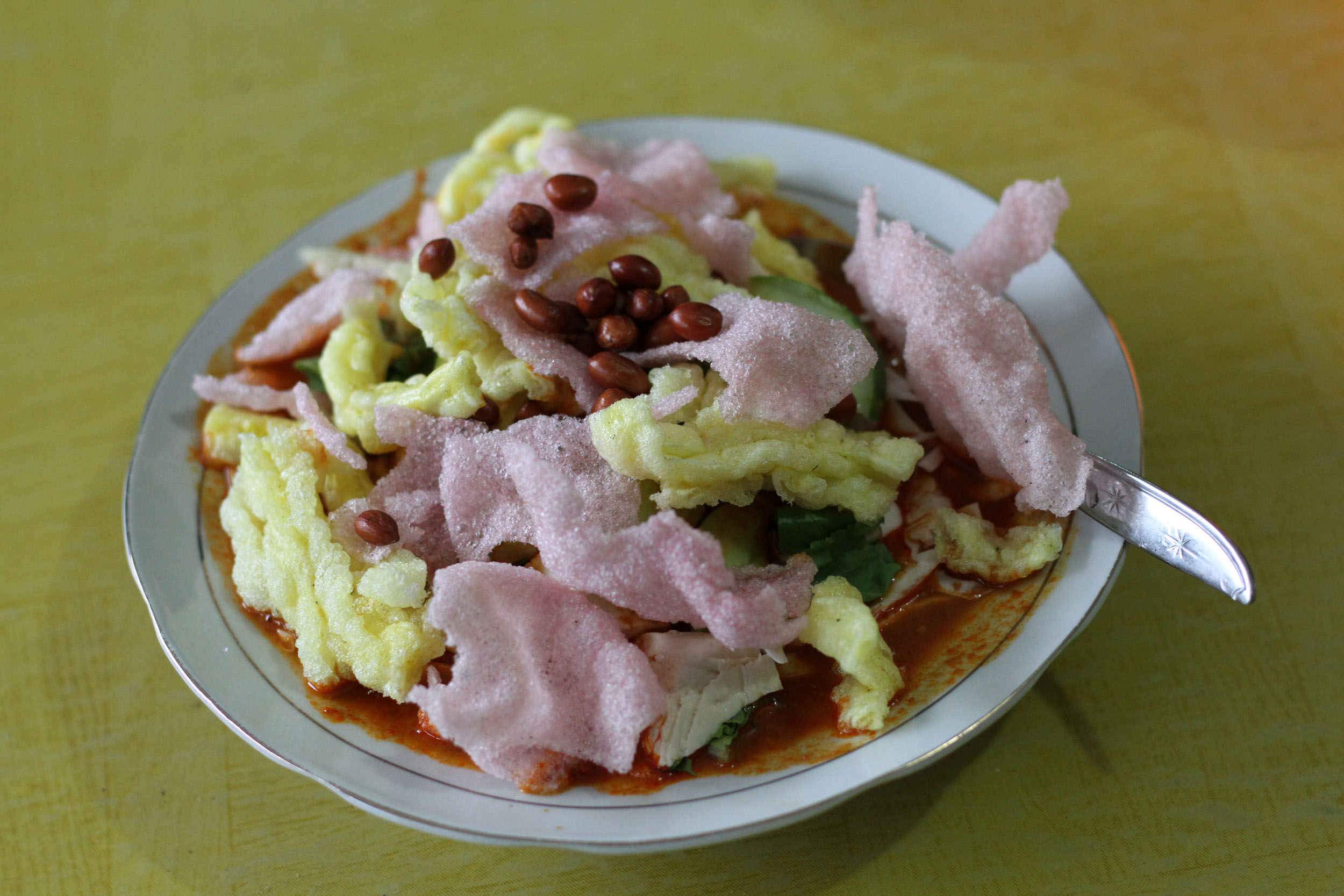 Asinan sayur di Warung Asinan Sudi Mampir Hj. Sofy di Jalan Hasyim Ashari, Neroktog, Tangerang.