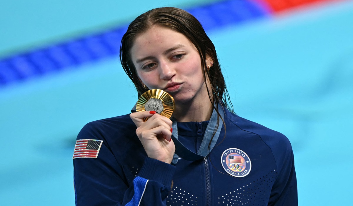 Perenang AS Kate Douglass usai meraih medali emas Olimpiade Paris 2024 dari nomor 200 meter gaya dada putri