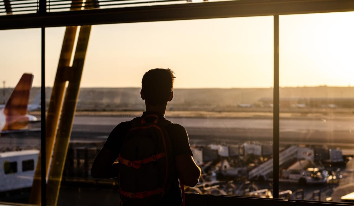 ilustrasi - anak bepergian sendiri dengan pesawat