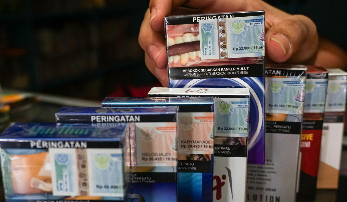 Pedagang menata rokok yang dijual di Ciputat, Tangerang Selatan.