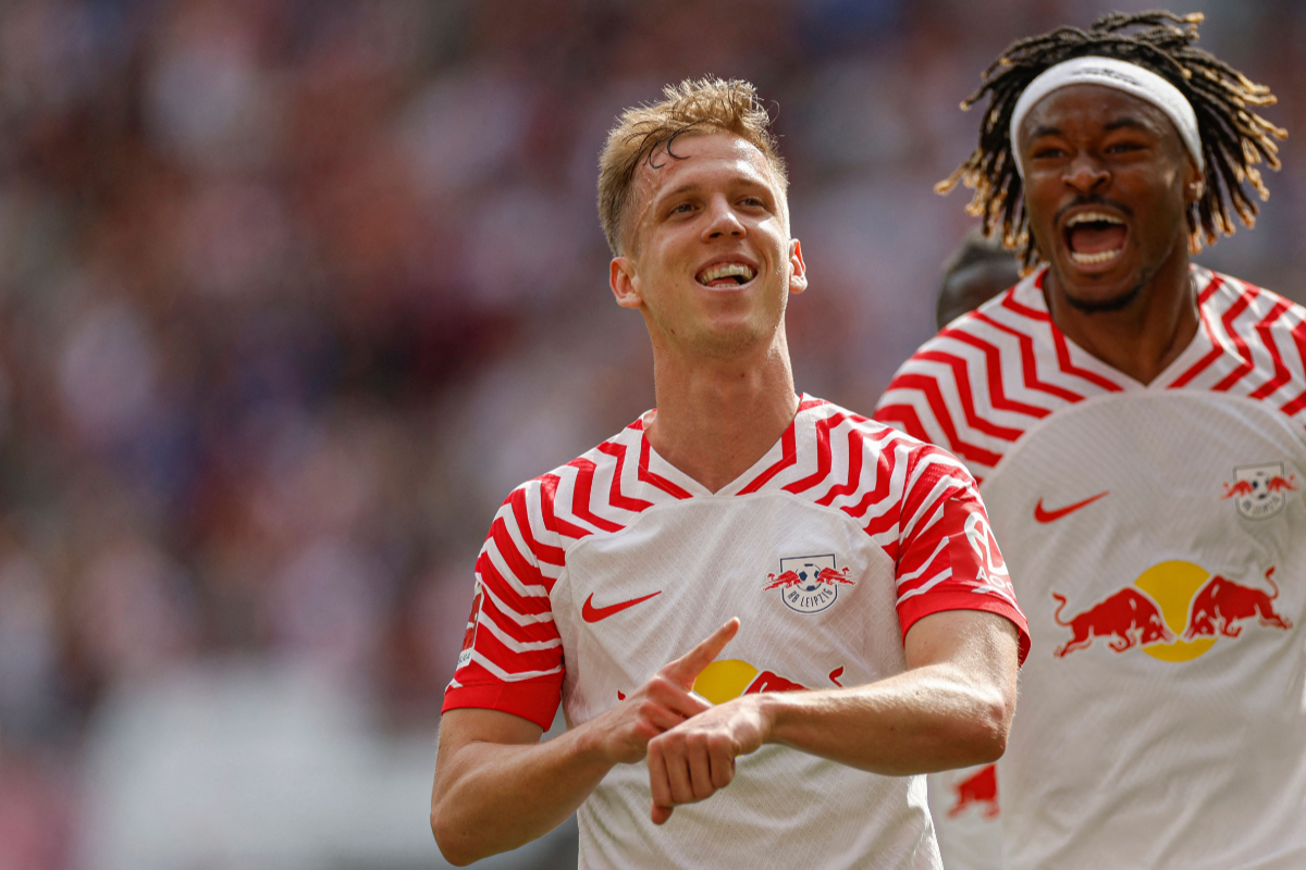 Penyerang Leipzig asal Spanyol #07 Dani Olmo (kiri) merayakan kemenangannya atas 1-0 bersama bek Leipzig asal Prancis #02 Mohamed Simakan pa