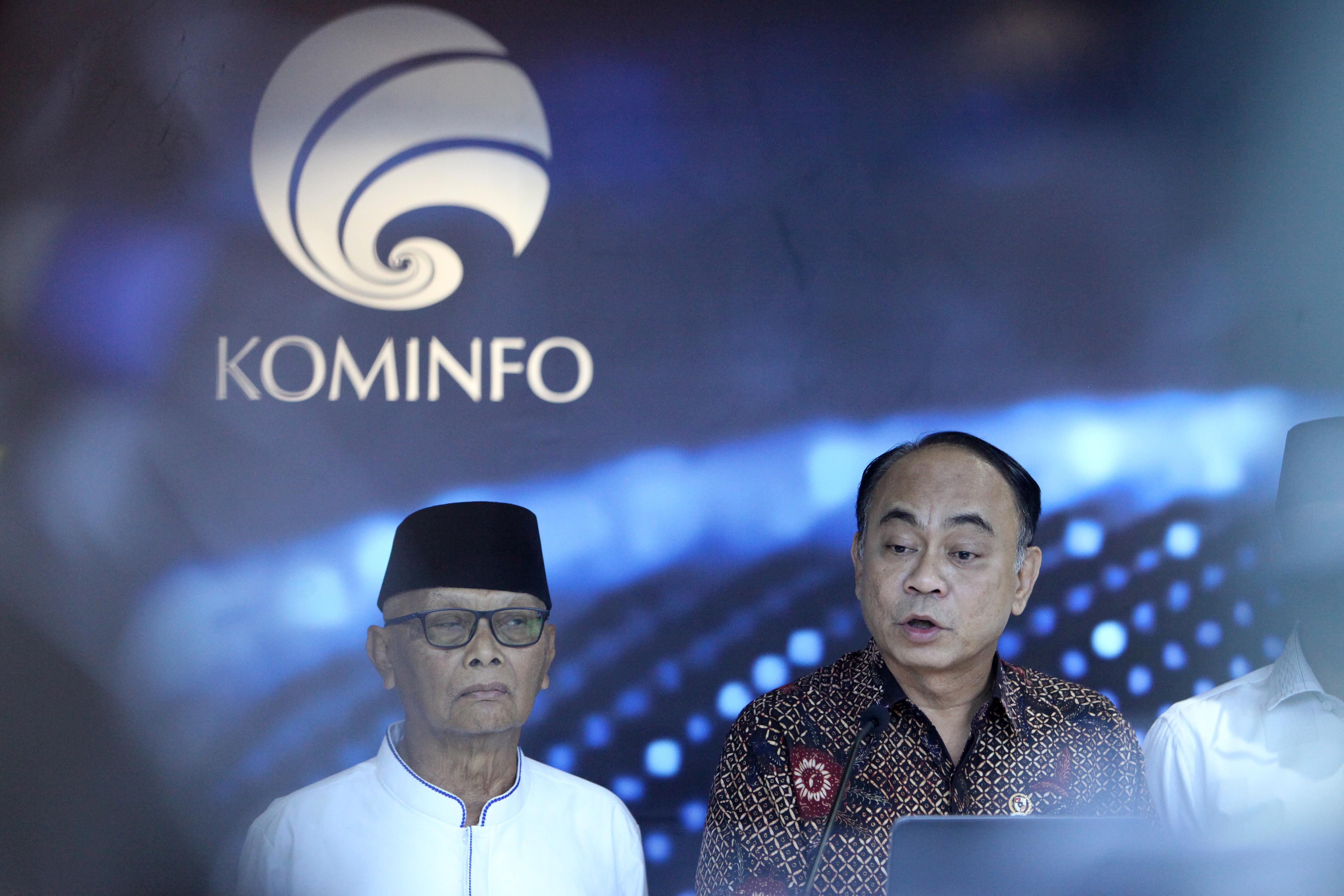  Menteri Komunikasi dan Informatika Budi Arie Setiadi (kanan)