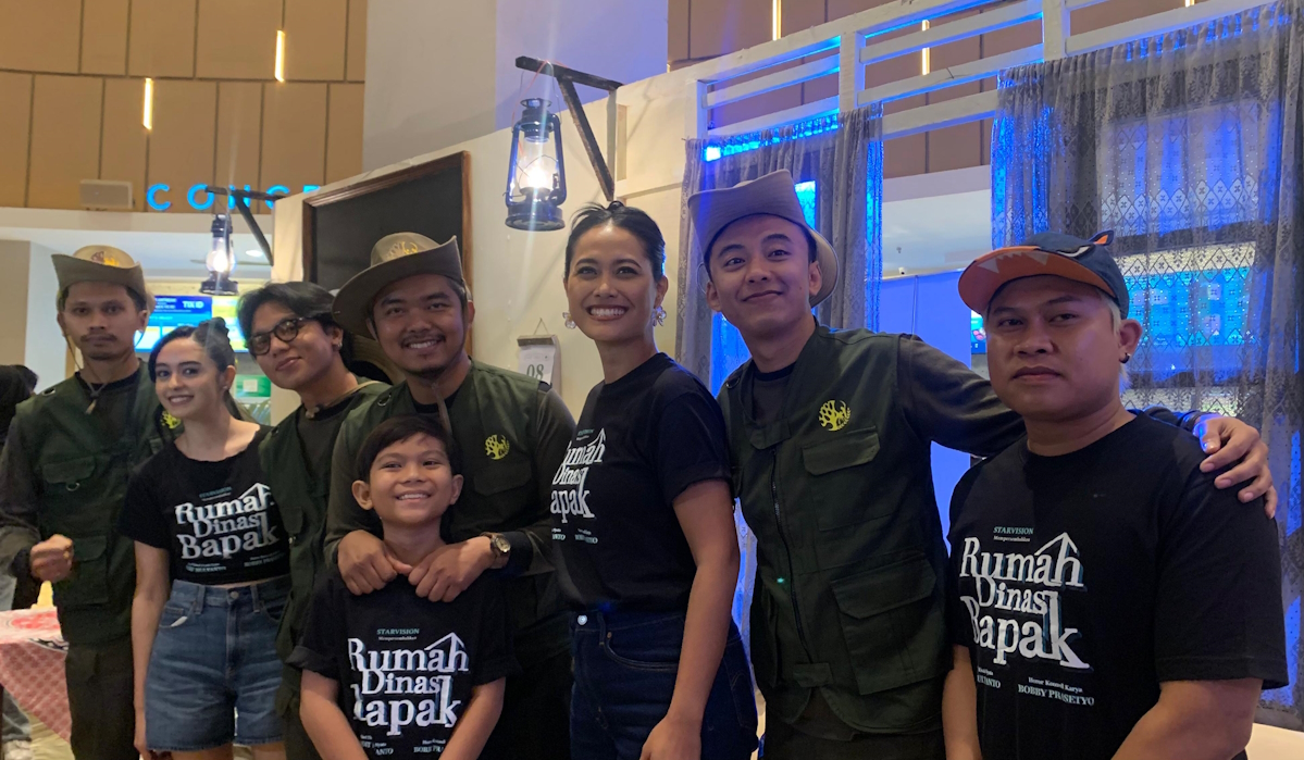 Para pemain Rumah Dinas Bapak