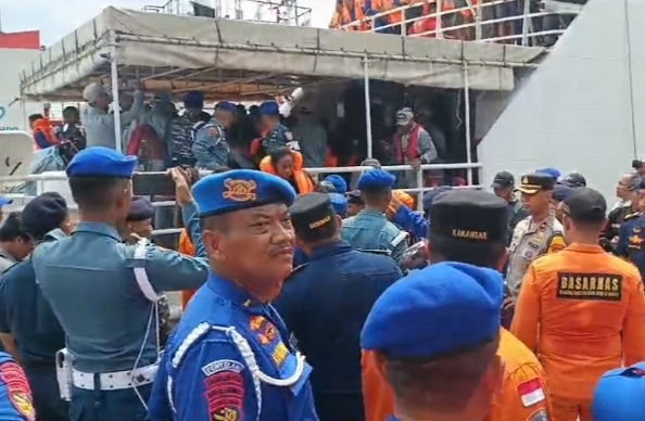 Penumpang dan ABK KM Niki Sejahtera berhasil dievakuasi ke pelabuhan Trisakti Banjarmasin. 