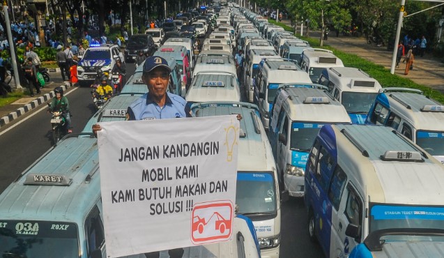 Ratusan supir dan operator mikrotrans berdemonstrasi di depan Balai Kota, Selasa (30/7/2024), menuntut perbaikan mekanisme pengupahan.