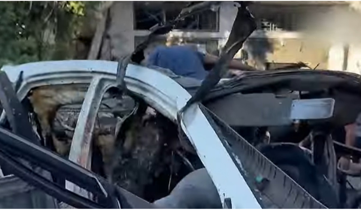 Mobil wartawan Al-Jazeera yang terkena serangan Israel di Jalur Gaza, Palestina.