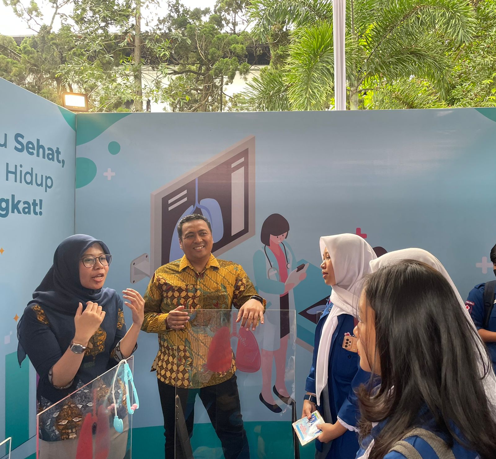 Direksi Otsuka Group, Sudarmadi Widodo sedang memberikan edukasi TBC kepada anak-anak di Bandung. 