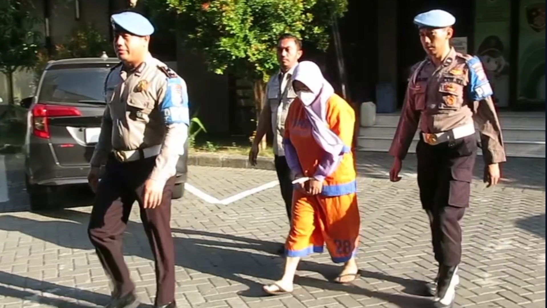 Tipu korban miliaran rupiah, direktur utama perumahan bodong diringkus polisi.