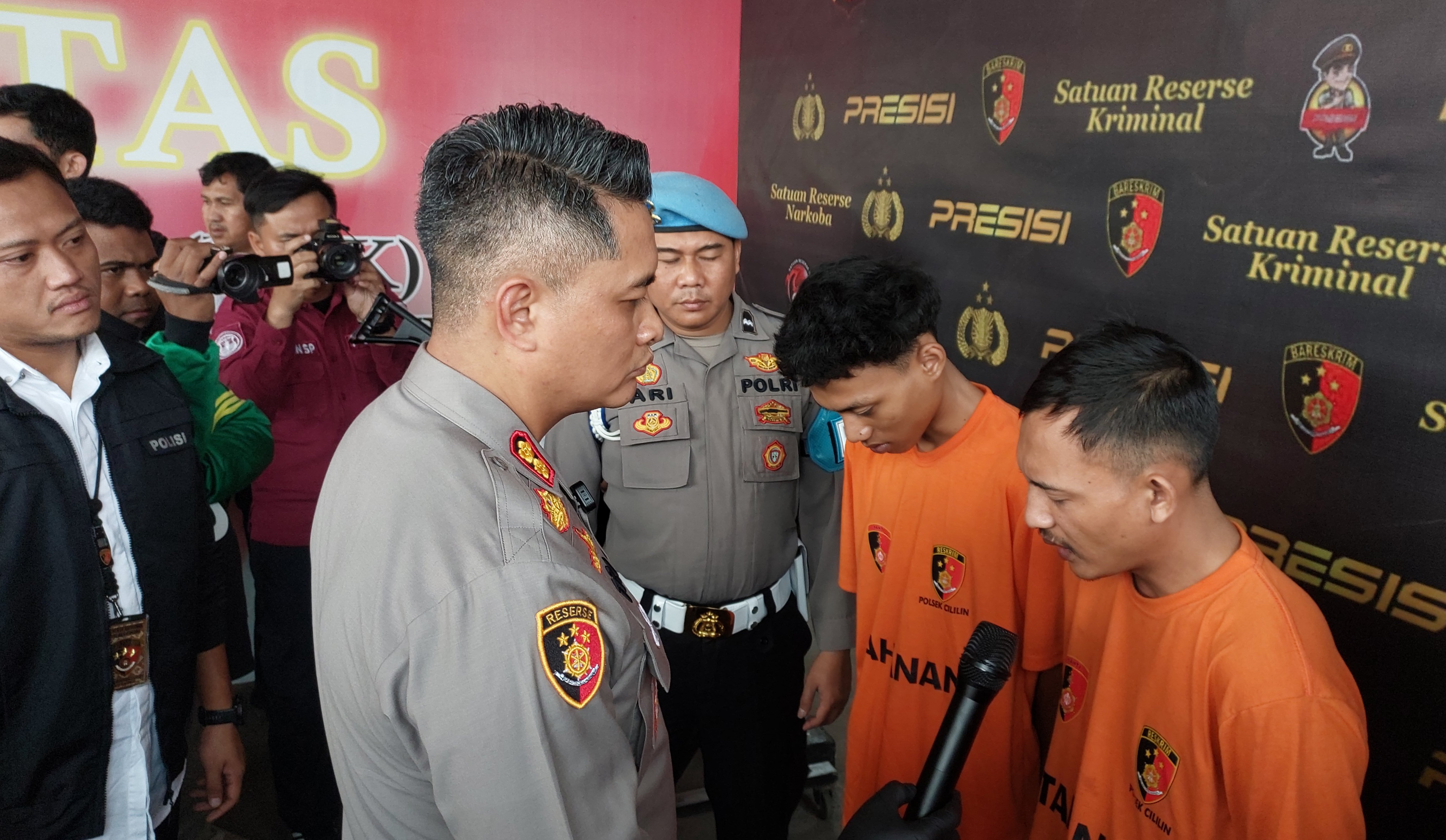  Kapolres Cimahi, AKB Tri Suhartanto berdialog dengan dua pelaku pembunuhan. 