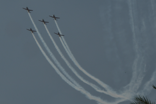 Pesawat tempur TNI Angkatan Udara terbang membentuk formasi di kawasan Monas, Jakarta, Minggu (13/8/2023)