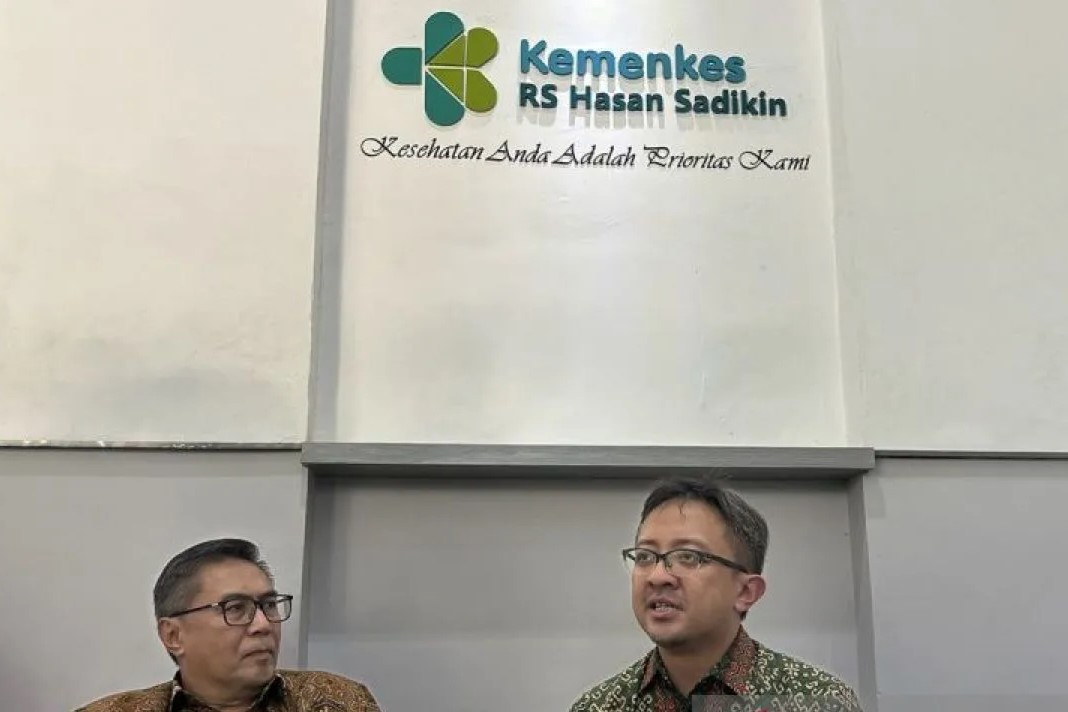 Konsultan Nefrologi Anak RSHS Prof Dany Hilmanto (kiri) dan Staf Divisi Nefrologi RSHS Bandung dr Ahmedz Widiasta (kanan).