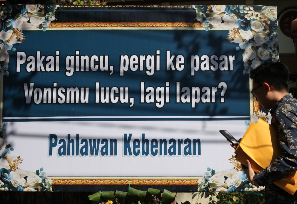 Karangan bunga yang terpajang di depan Gedung Pengadilan Negeri Surabaya, Jalan Arjuno, Surabaya, Jawa Timur, Senin (29/7/2024).