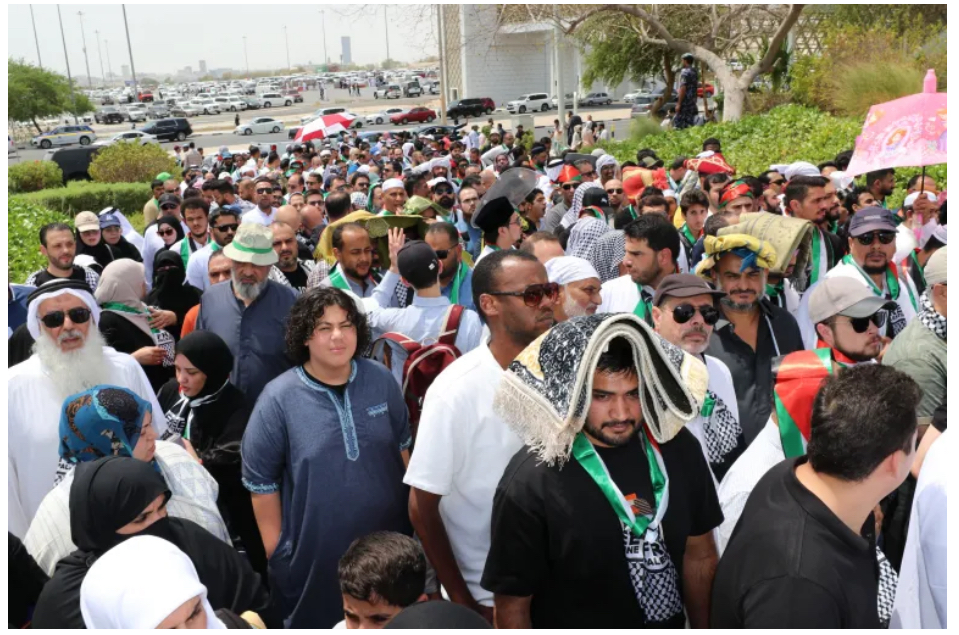 Ribuan pelayat mengikuti prosesi pemakaman Haniyeh, di Doha, Qatar, Jumat (2/8). 