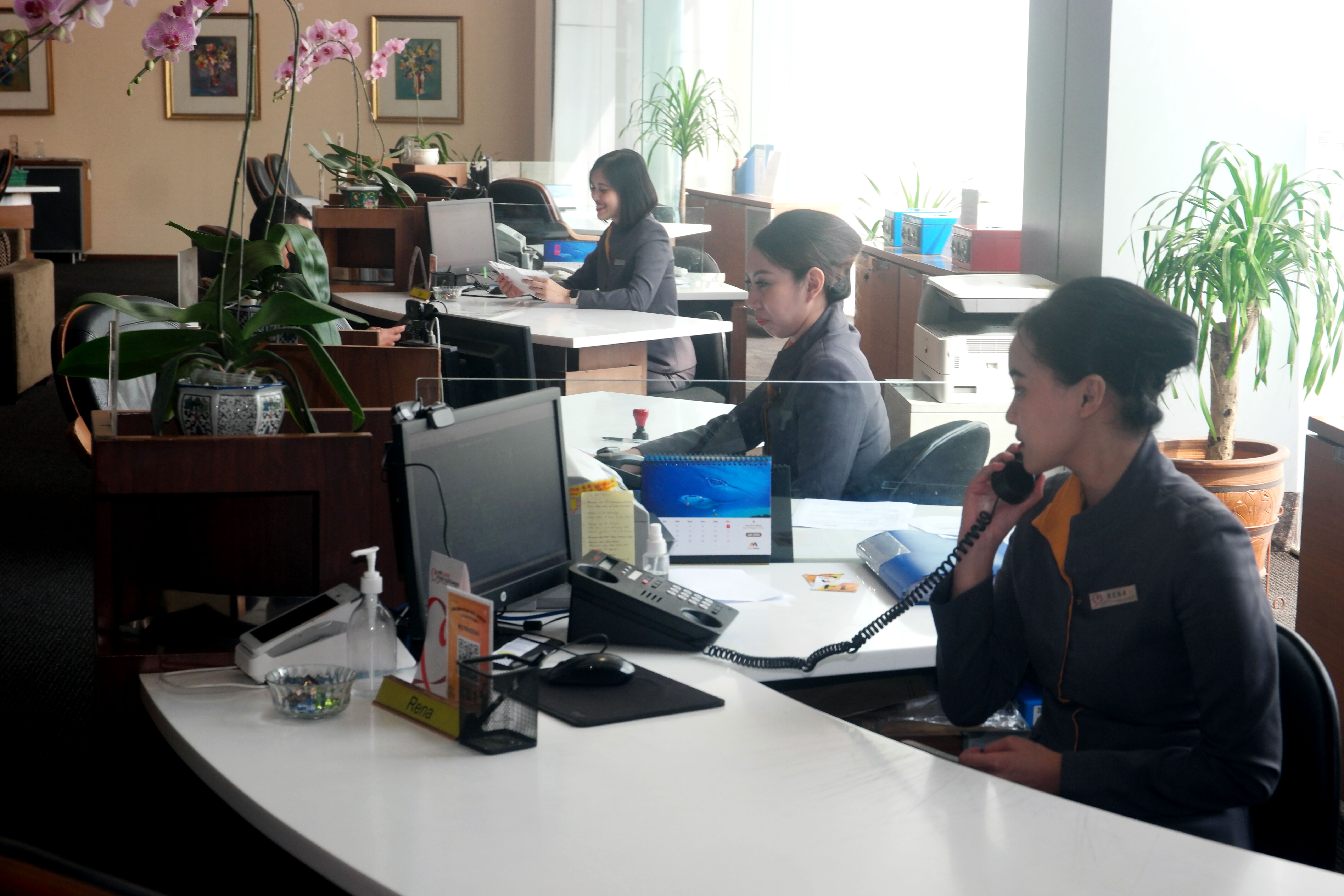 Petugas layanan perbankan di kantor pusat Bank Mega Jakarta. 