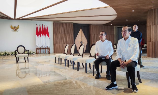Mensesneg Pratikno (kiri) bersama Presiden Joko Widodo di kompleks Kantor Presiden, Ibu Kota Nusantara (IKN), Senin (29/7/2024). 