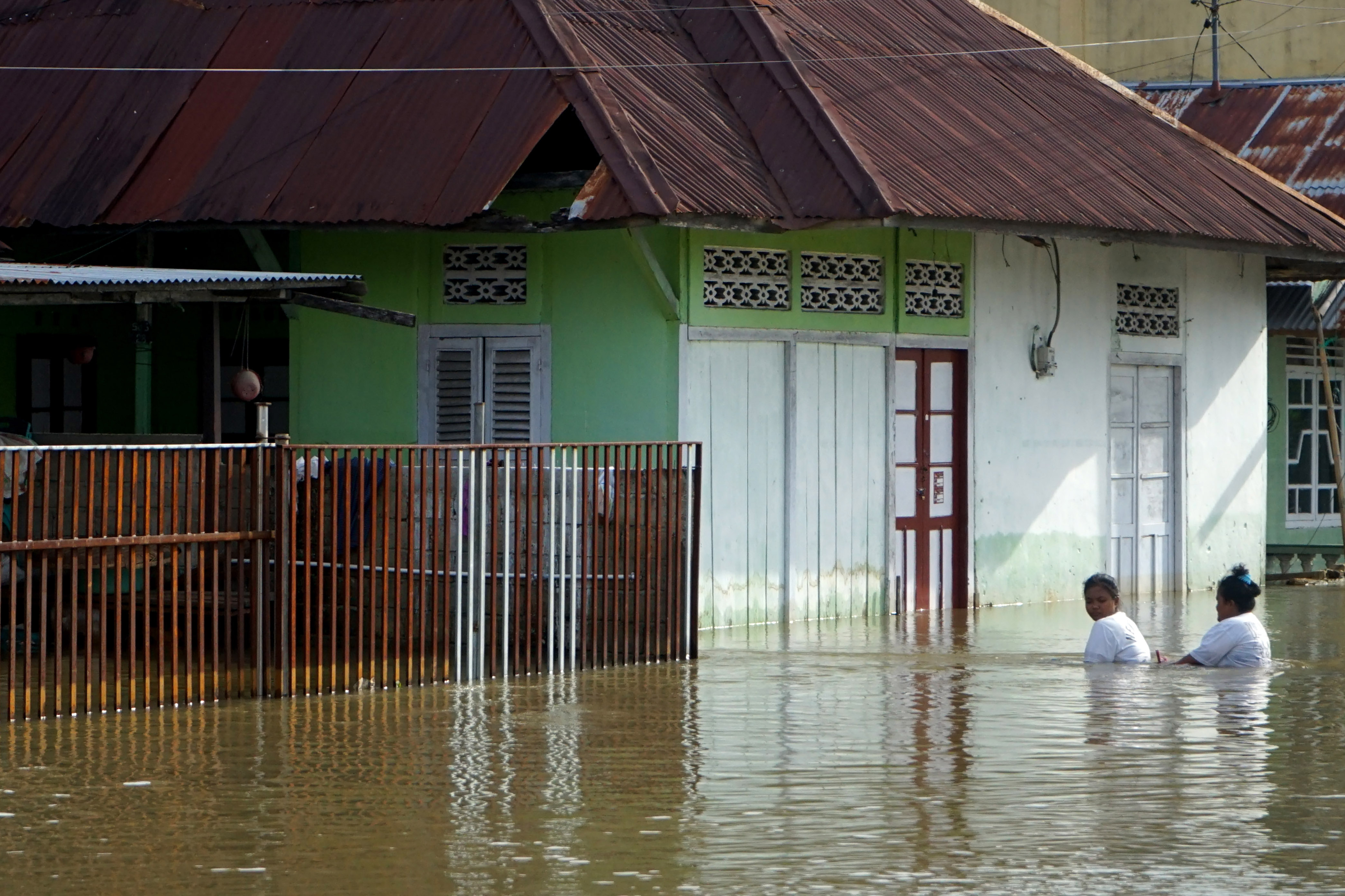 Banjir luapan Danau Limboto genangi lima desa: Warga melintasi banjir di Telaga Jaya, Kabupaten Gorontalo, Gorontalo, Sabtu (13/7/2024).