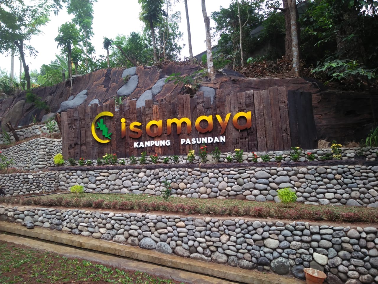 Kampung Pasundan Cisamaya, salah satu objek wisata di Kabupaten Kuningan. 