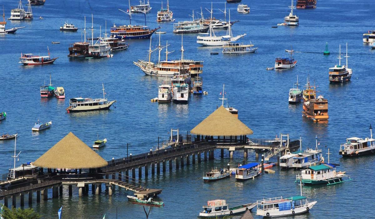 Kapal phinisi berlabuh di dekat waterfront Labuan Bajo, Kabupaten Manggarai Barat, Nusa Tenggara Timur. 