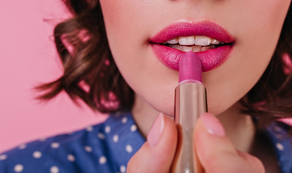 10 Rekomendasi Lipstik Terbaik untuk Bibir Kering