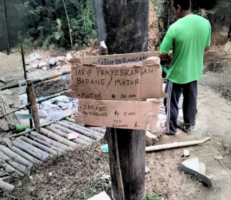 Warga Terdampak Bencana di Pekalongan Dipungut Biaya Menyeberangi Jembatan Darurat 