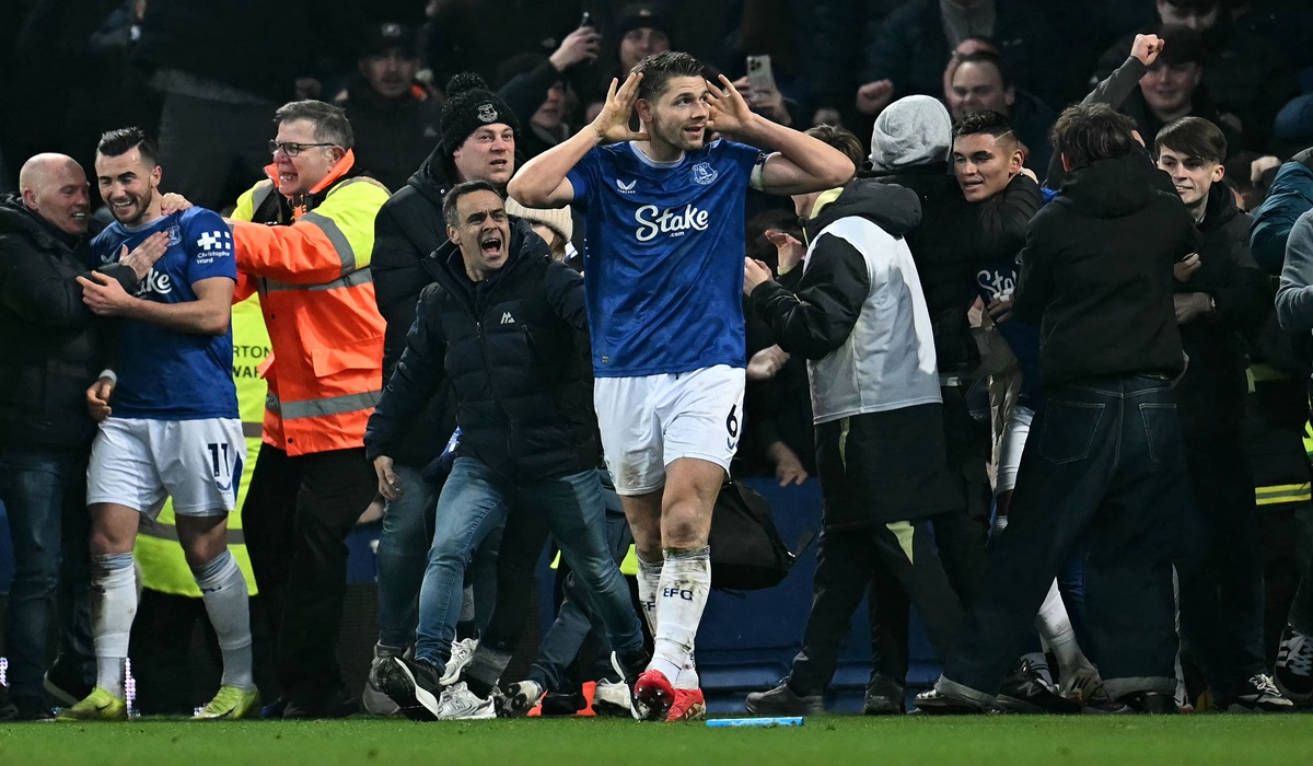 Everton vs Liverpool, Gol Larut James Tarkowski Buyarkan Kemenangan The Reds