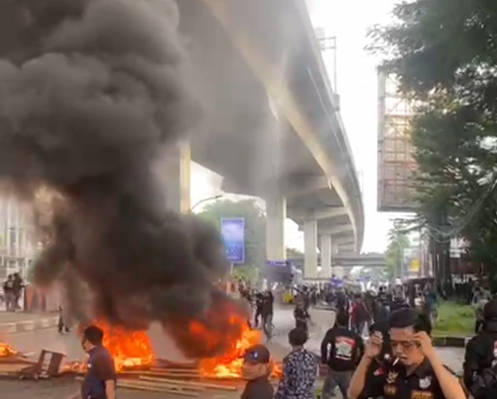 Tolak Eksekusi Lahan di Makassar, Ribuan Massa Bentrok dengan Polisi