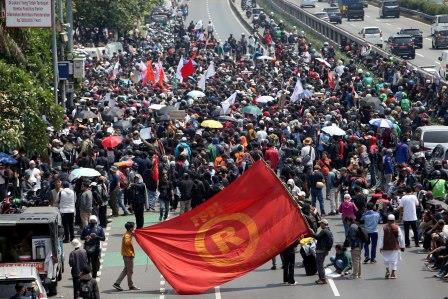 Buruh Jerman Berdemo Diseruduk Mobil, 28 Terluka