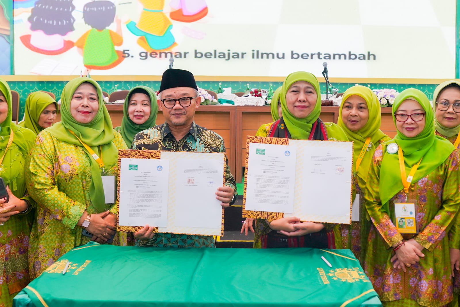 Kementerian Pendidikan dan Pusat Pendidikan PAUD dengan memegang NU Muslimat