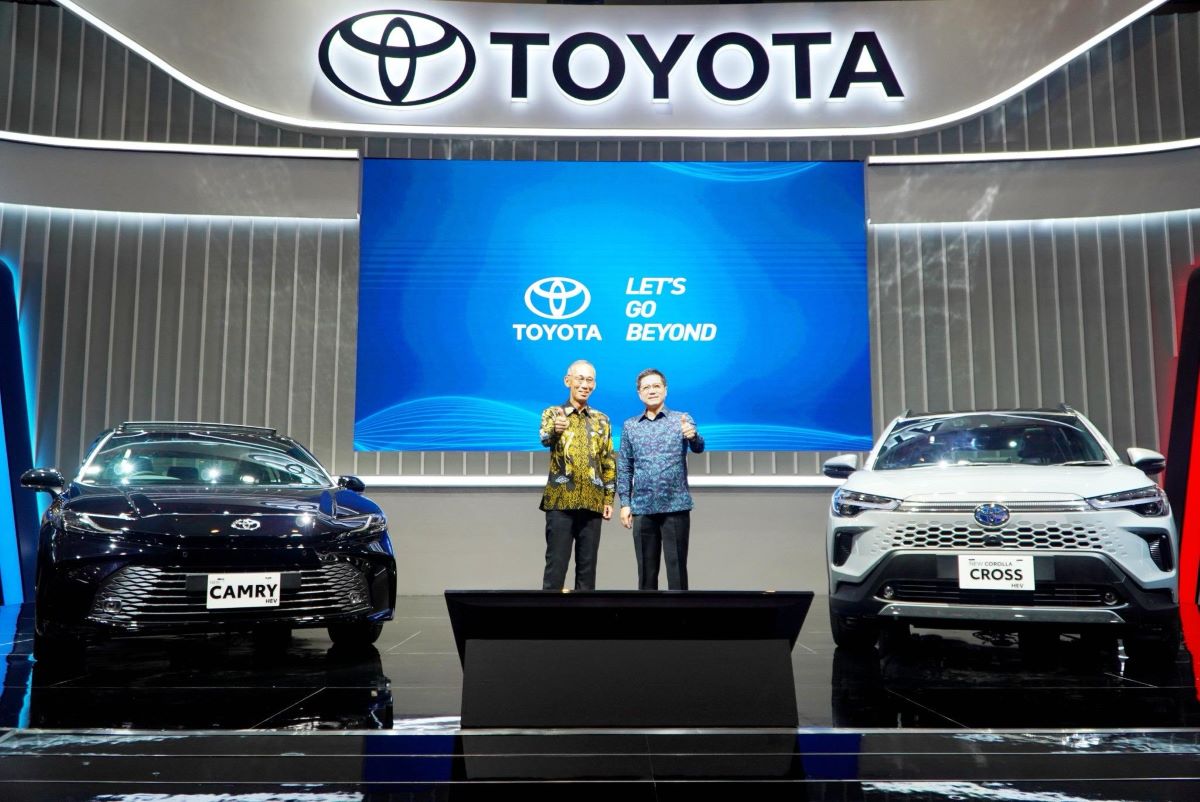 Dua Model Baru Mobil Hybrid Toyota di IIMS 2025,  New Camry HEV & New Corolla Cross HEV