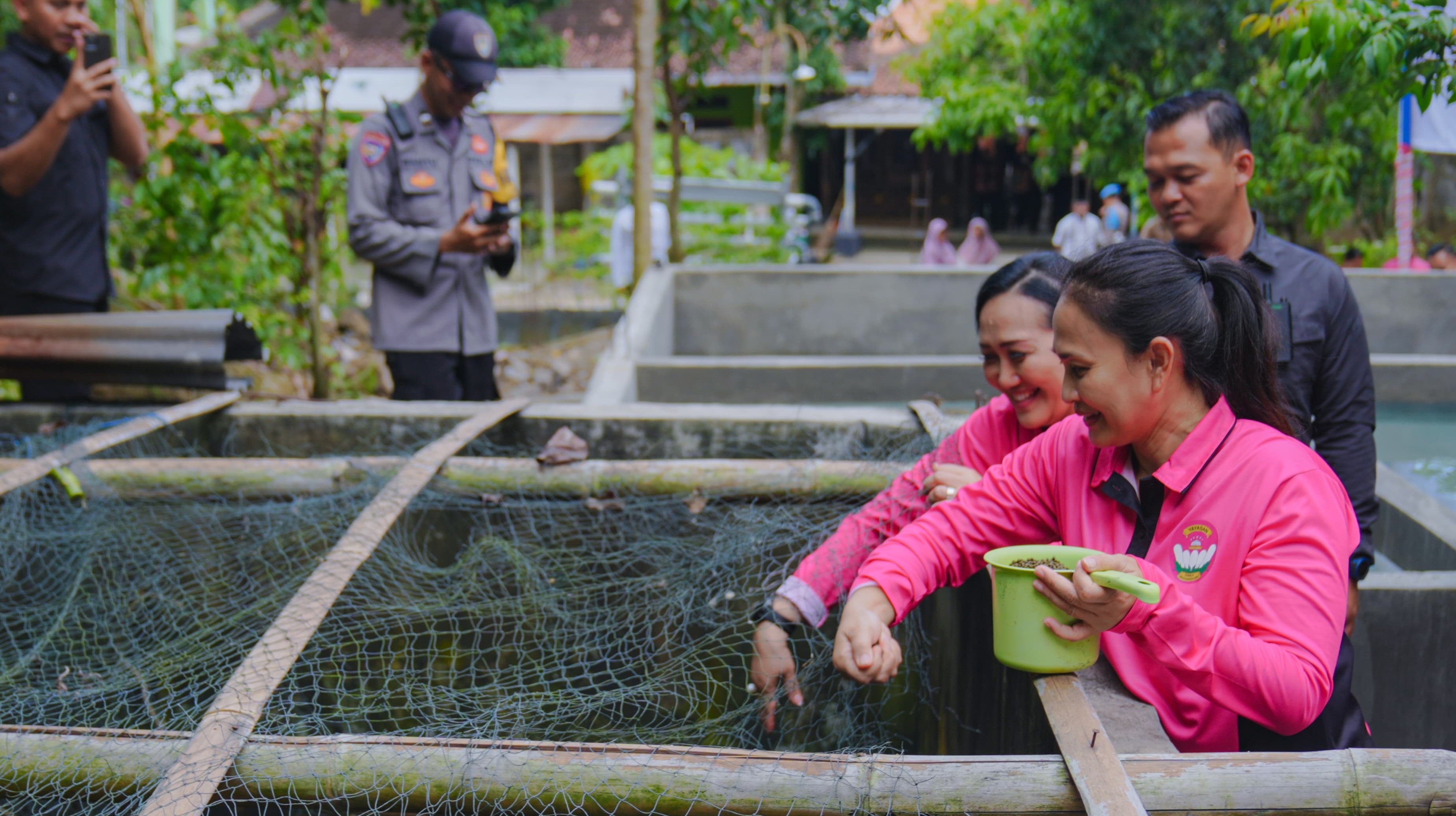 Dukung Ketahanan Pangan, Kemala Bhayangkari Tebar Benih Ikan Di Bantul