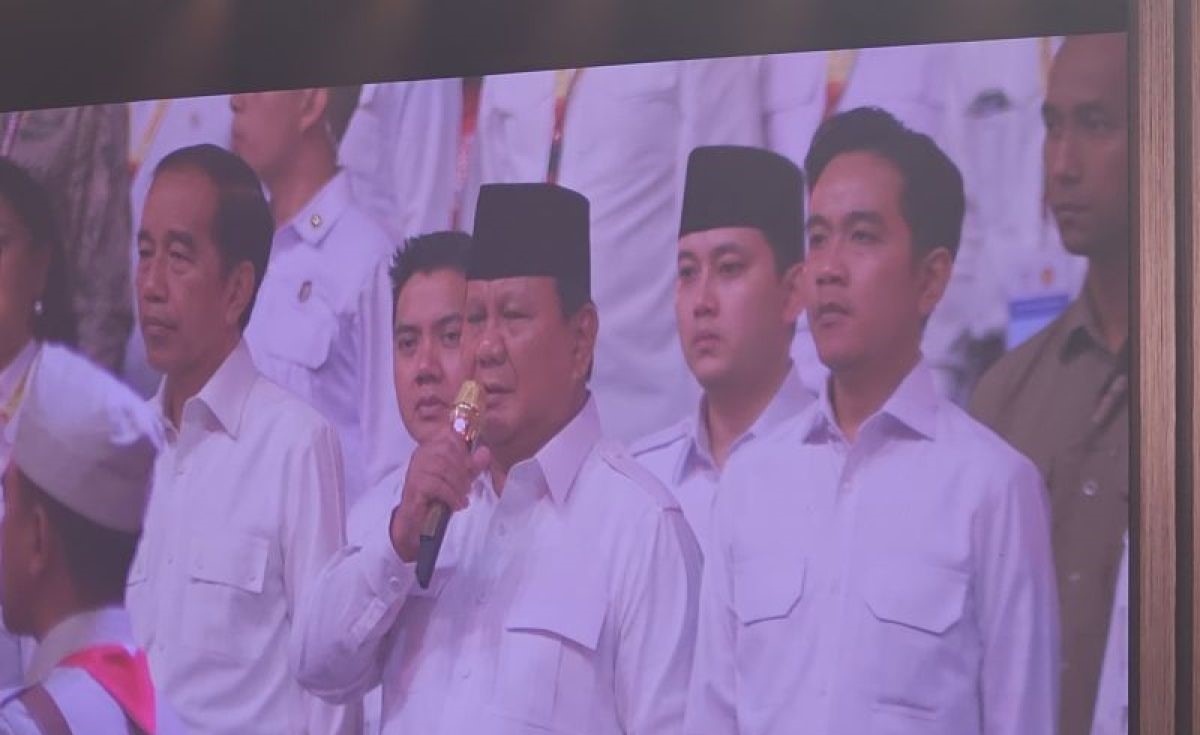 Jokowi Dan Gibran Mengapit Prabowo Subianto Di Hut Partai Gerindra