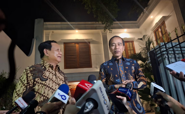 Jokowi menyebut dirinya target karena tidak ada yang berani mengkritik Prabowo