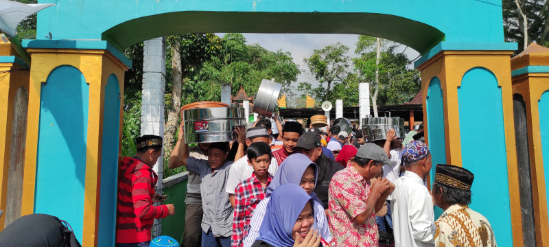 Sadranan di desa Sukabumi, berdoa untuk nenek moyang dan Kembul Bujana di kompleks makam