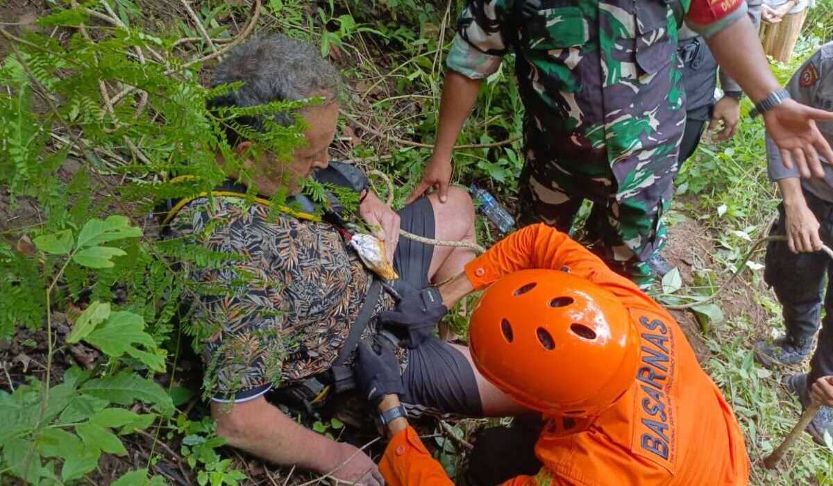 Tim SAR bersama menyelamatkan orang asing Prancis yang jatuh ke tebing 8 meter