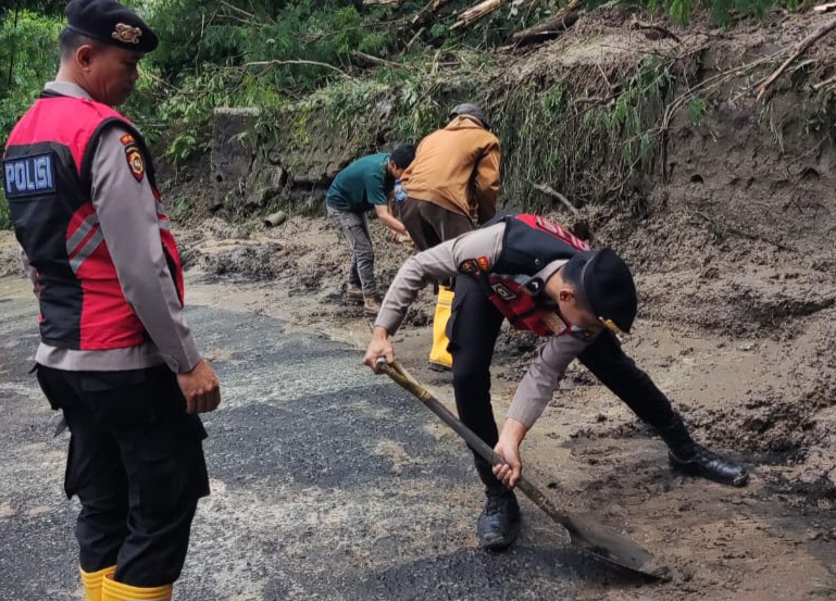 18 jam lumpuh karena tanah longsor, akses terbuka polisi ke jahe baru - tiga panah