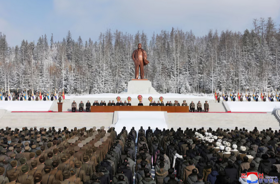 Kim Jong-un datang ke makam keluarga untuk memperingati ulang tahun Kim Jong-il