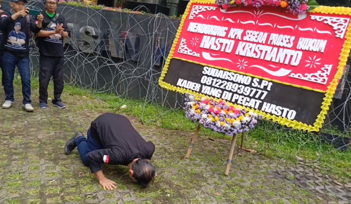 Mantan Kader PDIP Gelar Aksi Sujud Syukur di KPK, Rayakan Kekalahan Hasto di Praperadilan