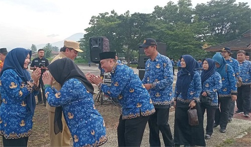 Penjabat Bupati Sumedang Yudia Ramli Mengucapkan Selamat Tinggal kepada Pegawai Negeri Sipil