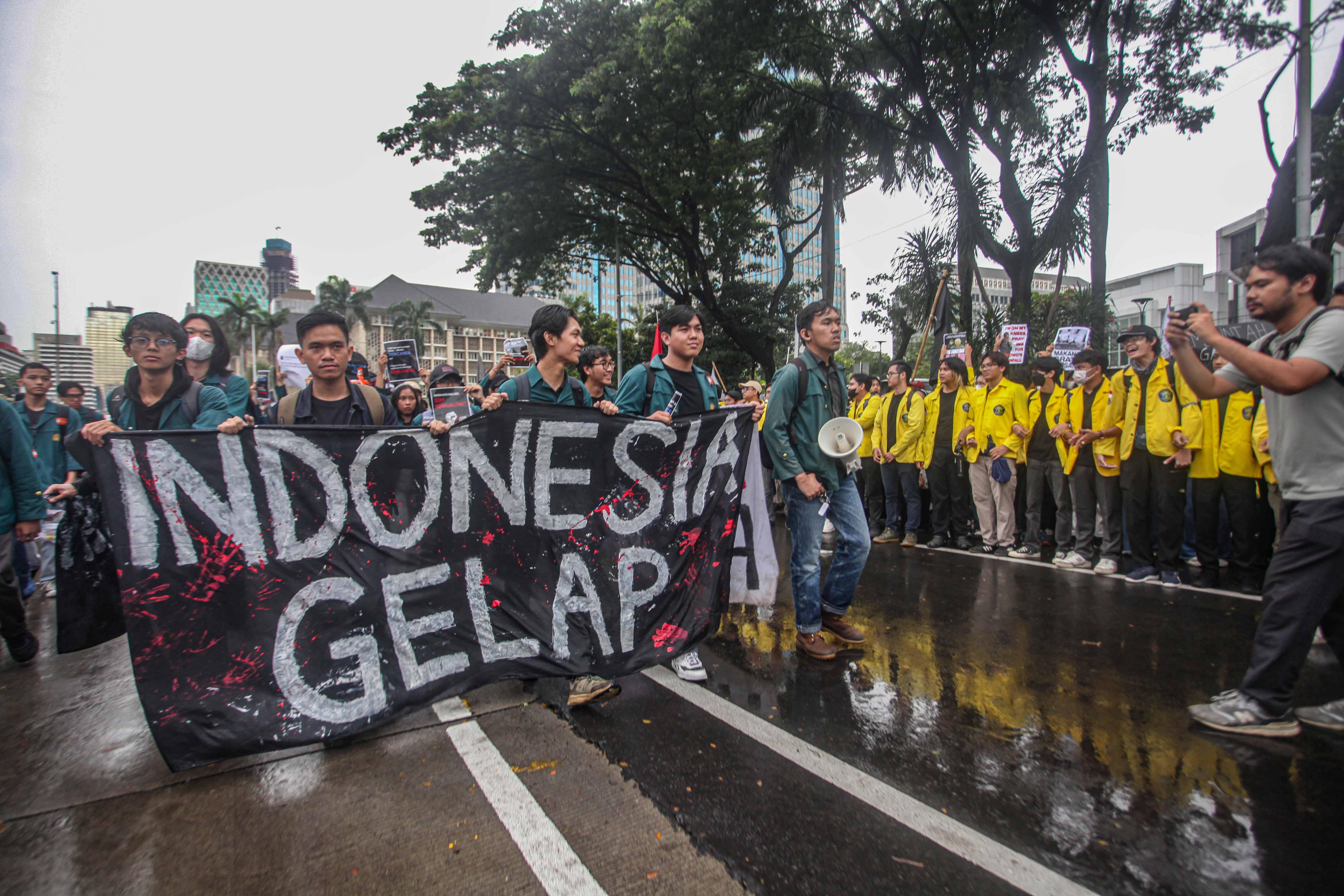 Massa tindakan 'Indonesia Dark' meminta pemerintah untuk mengevaluasi efisiensi anggaran