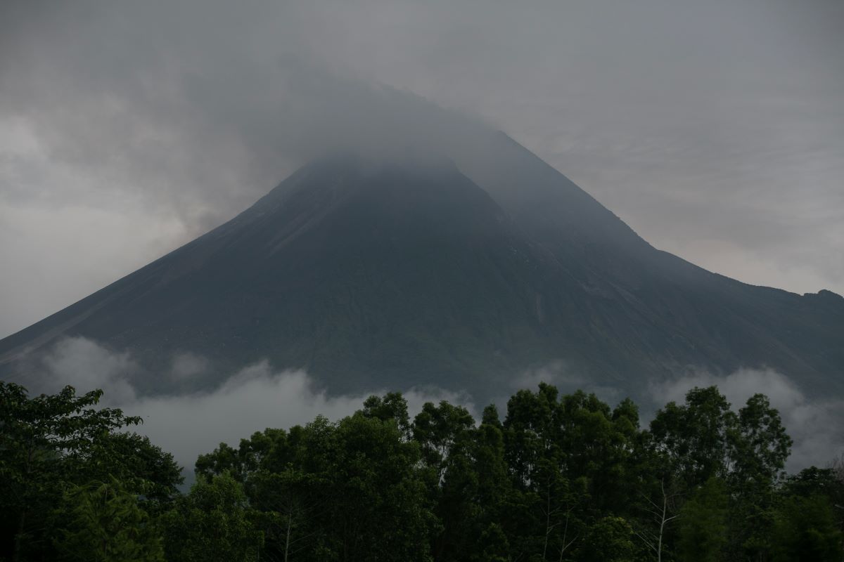 Gunung Marapi Erupsi, sebarkan abu vulkanik setinggi 700 meter