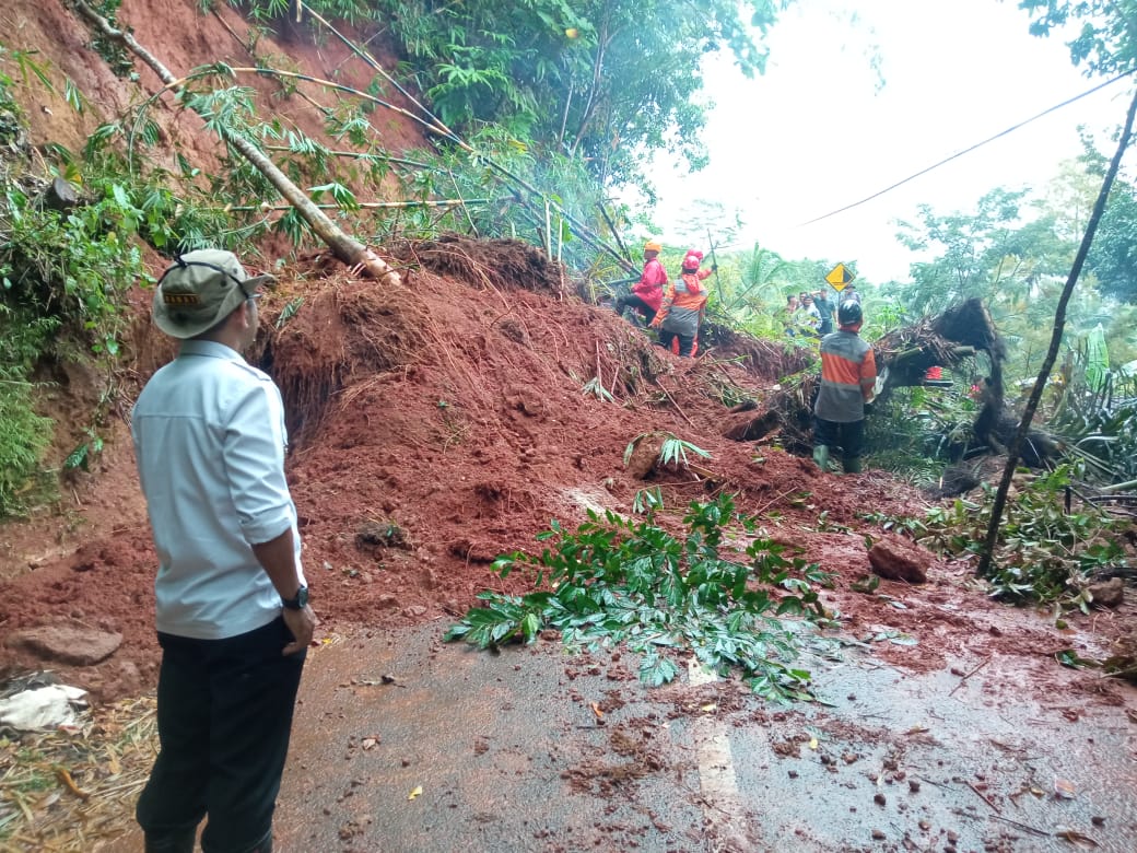 Tanah Longsor, Jalan Penghubung 2 desa di Ciamis Tertimbun