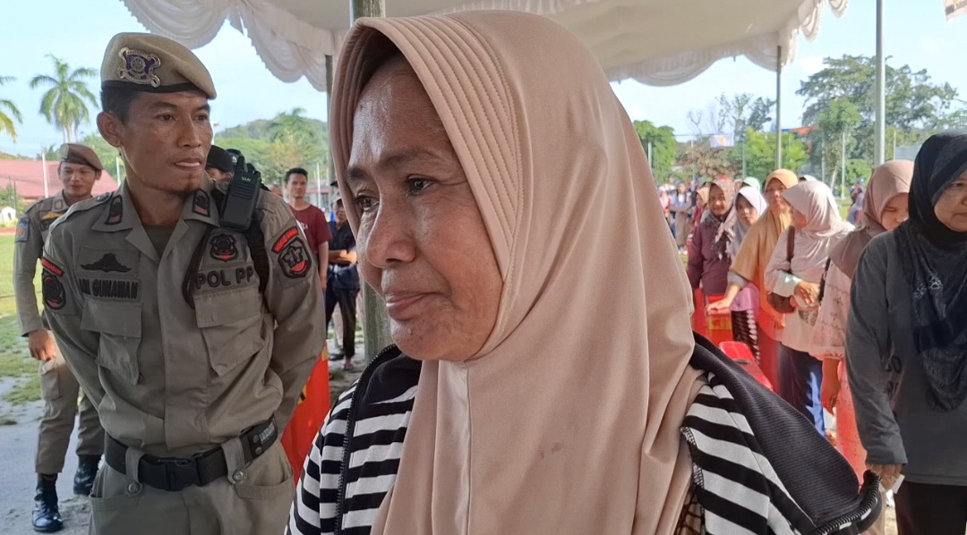 Demi Dapat Sembako Murah, Seorang Ibu Menangis di Depan Kantor Bupati Bangka Belitung