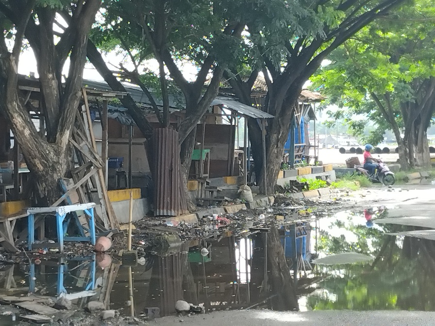 Pemandangan yang tidak menyenangkan, air kotor dan bau banjir di pelabuhan LAUS LEWOEBA