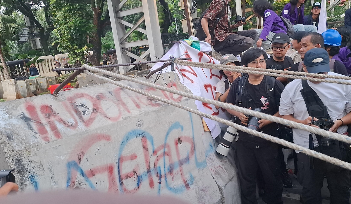 Demonstrasi Indonesia Gelap di Patung Kuda Ricuh hingga Jebol Beton, Ini Tuntutan BEM SI