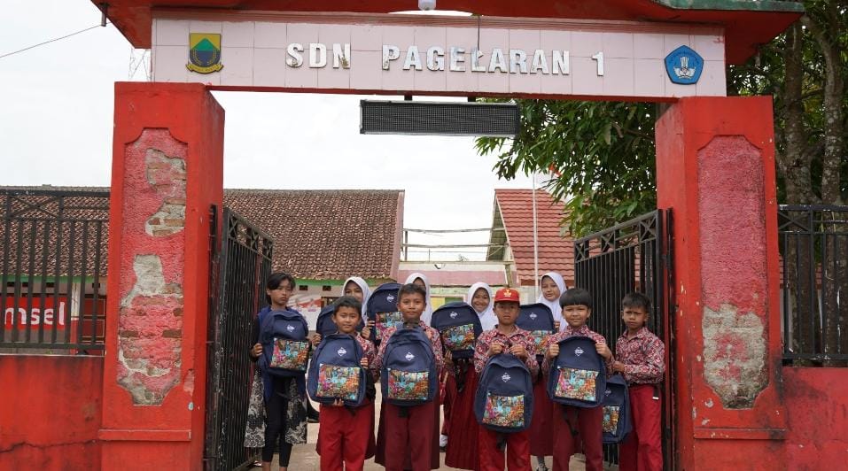 Bersama Pelanggan dan Seniman Disabilitas, Telkomsel Salurkan Bantuan Tas Sekolah