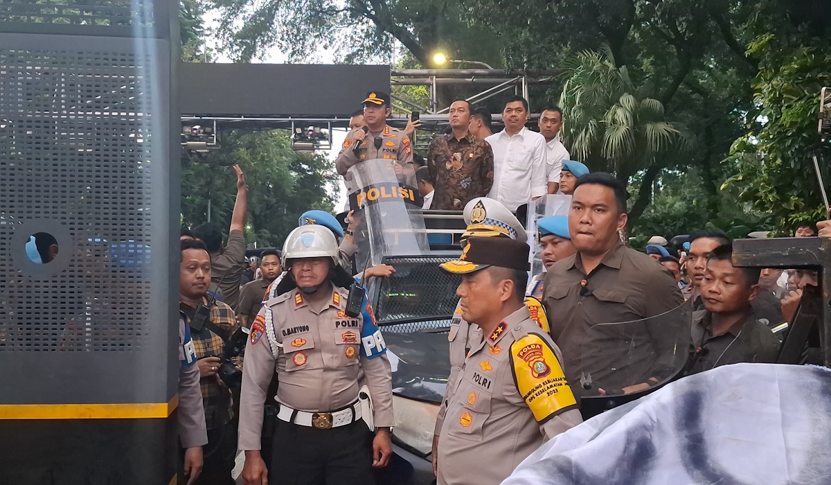 Mensesneg Prasetyo Hadi Beserta Wamen Temui Massa Aksi Indonesia Gelap