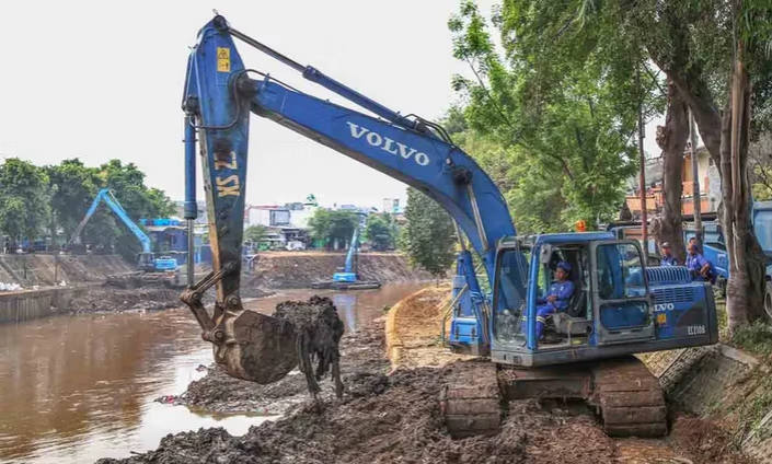 Jadi Gubernur Sepekan, Hari Pertama Kerja Rano Karno Keruk Sungai Di Jakarta